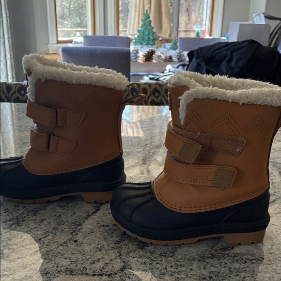 Cat & Jack Kids' Tan and Black Winter Boots l 8 - Picture 5 of 7